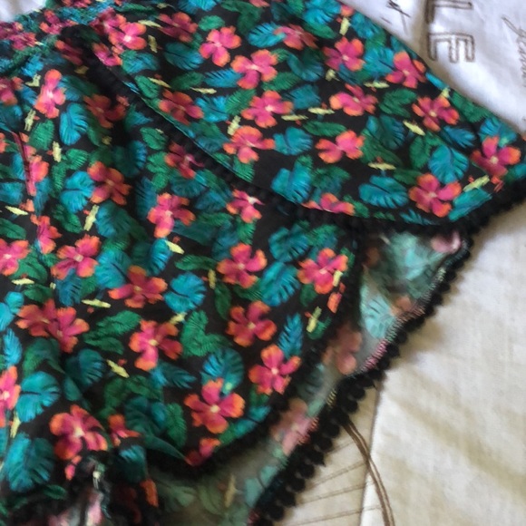 L’Amour Nanette Lepore- boho floral pompom shorts- bohemian beachy style - Picture 2 of 6